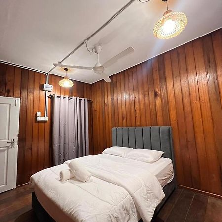 קמפונג קואלה בסוט Kayangan Crystal Chalet מראה חיצוני תמונה
