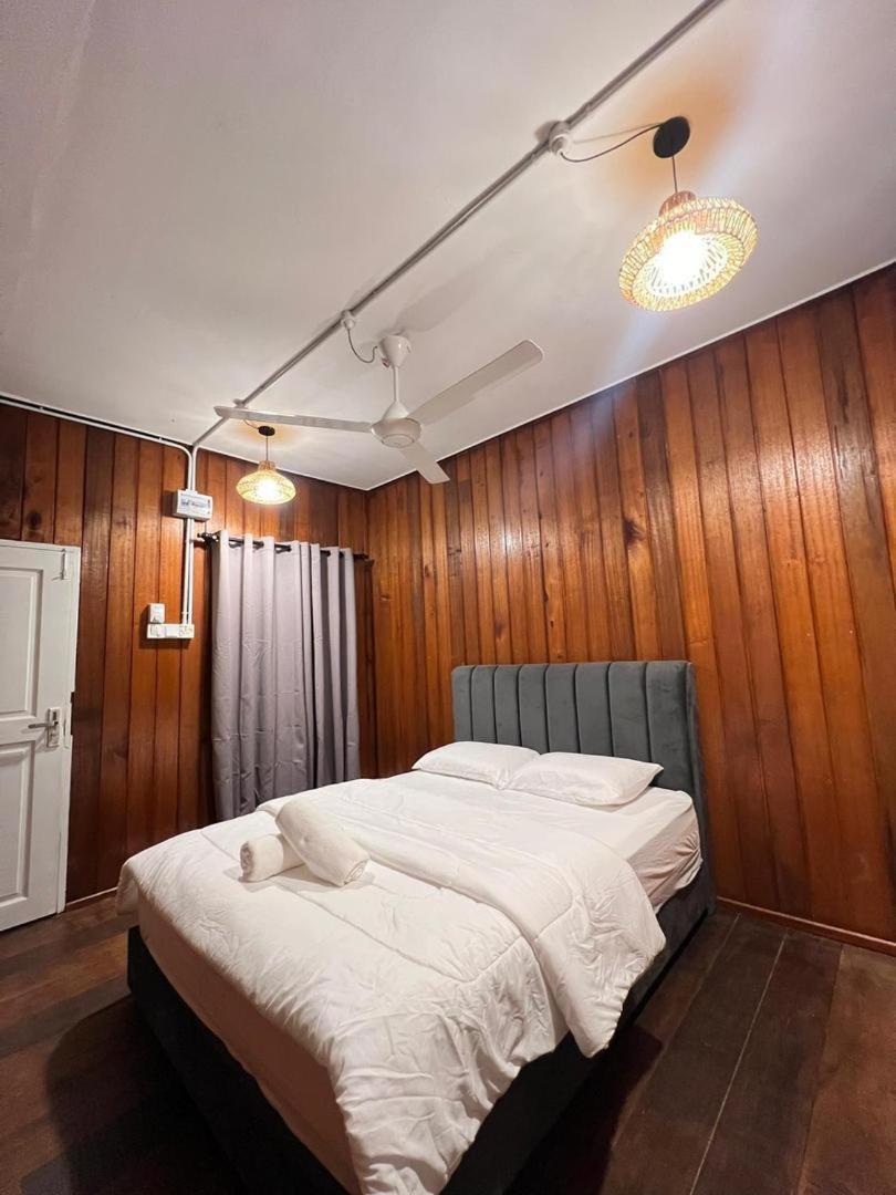 קמפונג קואלה בסוט Kayangan Crystal Chalet מראה חיצוני תמונה